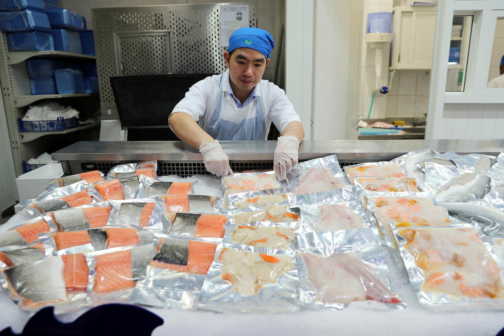 ABU DHABI , UNITED ARAB EMIRATES , November 22 , 2018 :- Ramos Caswang , worker at the Souq Planet arranging different varieties of Irish fish at the Souq Planet in Etihad Plaza in Abu Dhabi. ( Pawan Singh / The National ) For News.