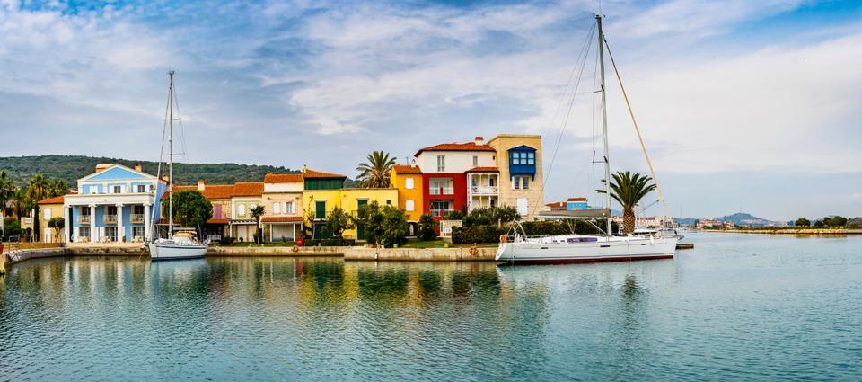 Alacati Marina has boats that take tourists on day trips to nearby beaches and small islands.