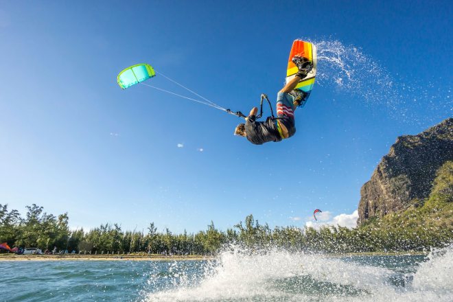 Kitesurfer Jumping