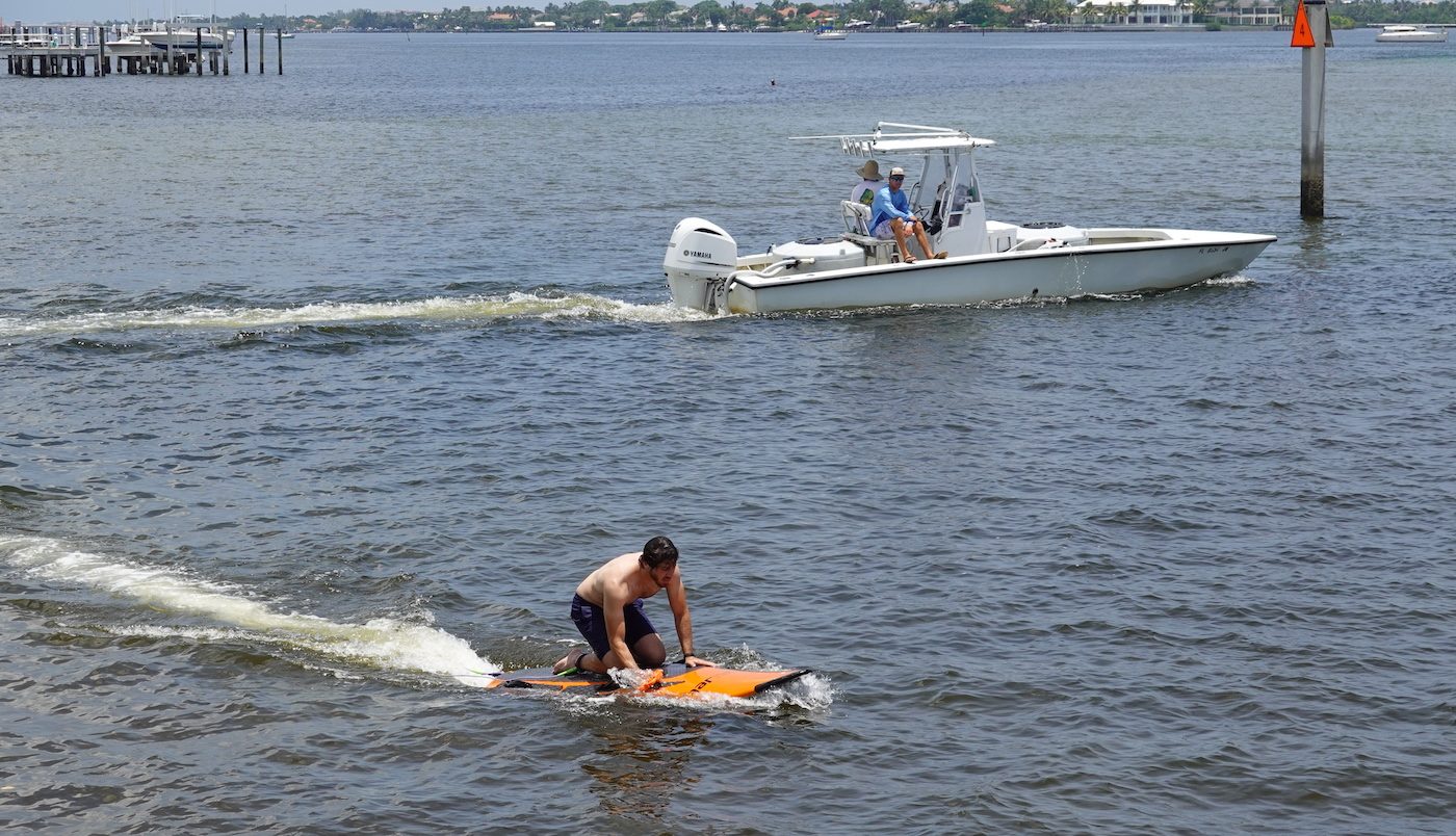 Surfing on lightning: test riding the YuJet electric surfboard, wipeouts and all! – Electrek.co