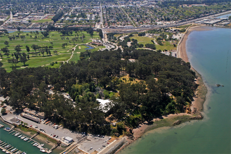 Coyote Point Recreation Area: a popular rigging zone | Photo: Searls/Creative Commons